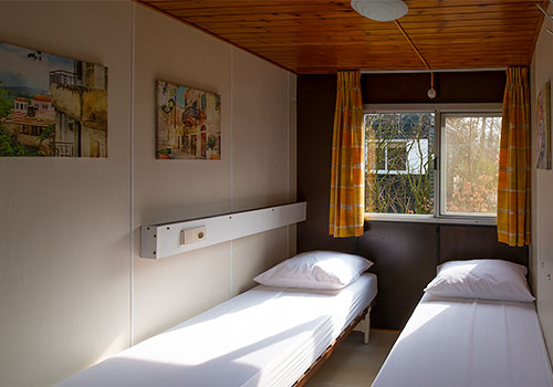 Tweepsersoons slaapkamper met losse bedden in Stacaravan Toscane aan het Tichelwerk
